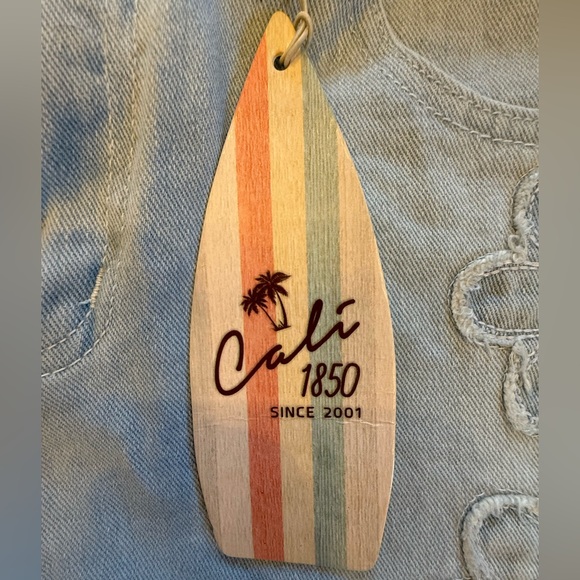 NWT Cali 1850 Light Wash Denim Shorts With Embroidered Daisies Size 7 - Picture 2 of 9